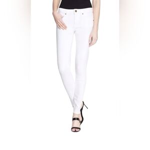 Burberry Brit Skinny leg Mid-rise Zip Closure five pockets white jeans. Size 28.